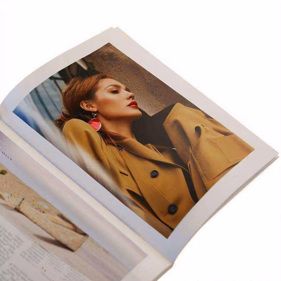 Service d'impression fait sur commande de magazine de papier journal de papier d'art mat de bas MOQ Softcover